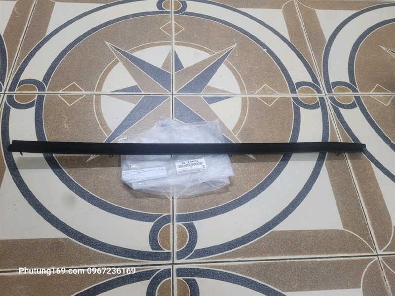 Nẹp chân kính trong Toyota Fortuner