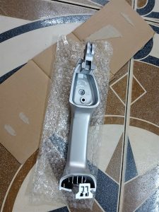 Tay mở ngoài lái Toyota Altis