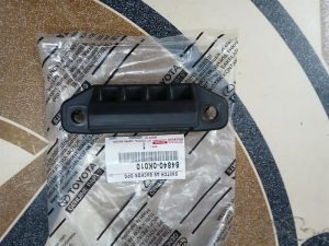 Công tắc mở cốp hậu Toyota Innova